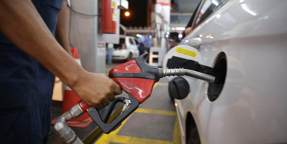Ir para  <p>A Petrobras anunciou, nesta quinta-feira, uma redu&ccedil;&atilde;o no pre&ccedil;o do litro da gasolina de R$ 0,0360 e no litro do diesel de R$ 0,0444. Os valores s&atilde;o referentes aos pre&ccedil;os...